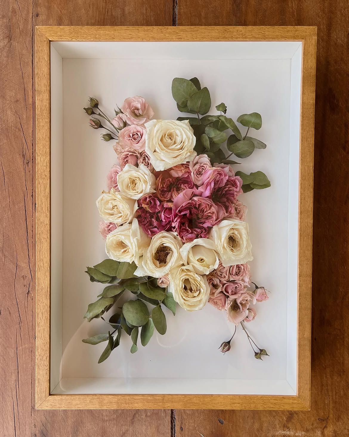Flores eternizadas em quadro com moldura de madeira