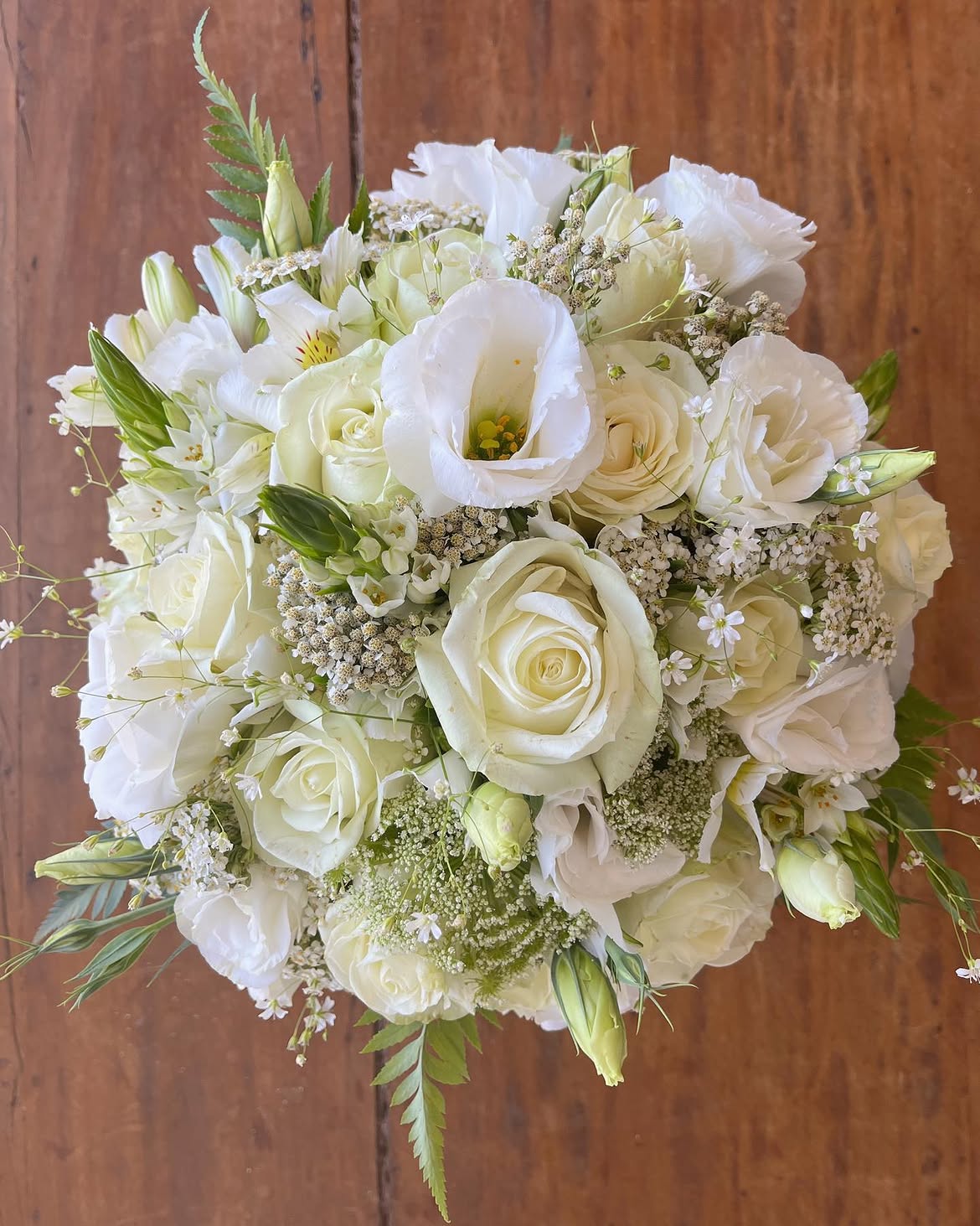 Buquê de noiva com flores brancas